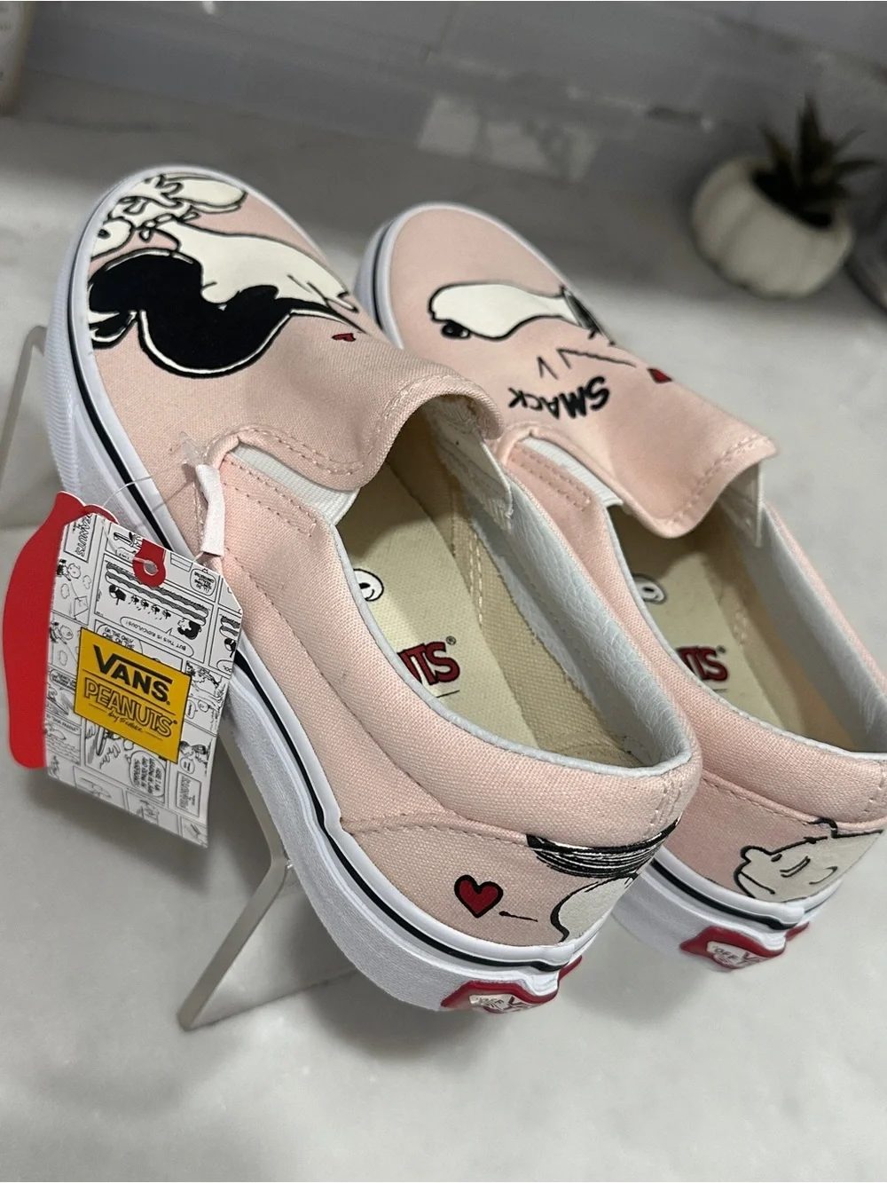 Vans Kids Peanuts Slip-On Sneakers in Light Pink with Snoopy & Lucy size 6